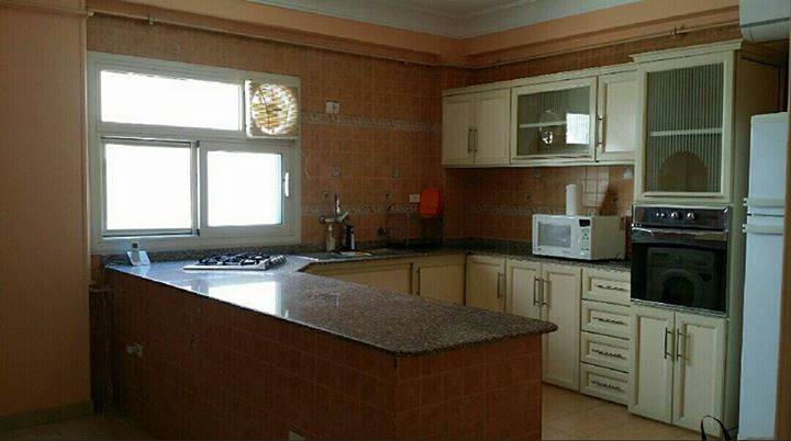 شقة مفروشة للايجار 3 غرفة داخل كمبوند بمدينة الشيخ زايد