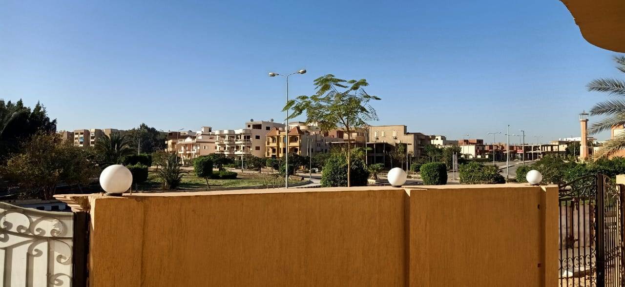 دوبلكس للبيع بمدينة الشروق بموقع مميز بمدخل خاص في حي المستشارين بسعر حصري. 